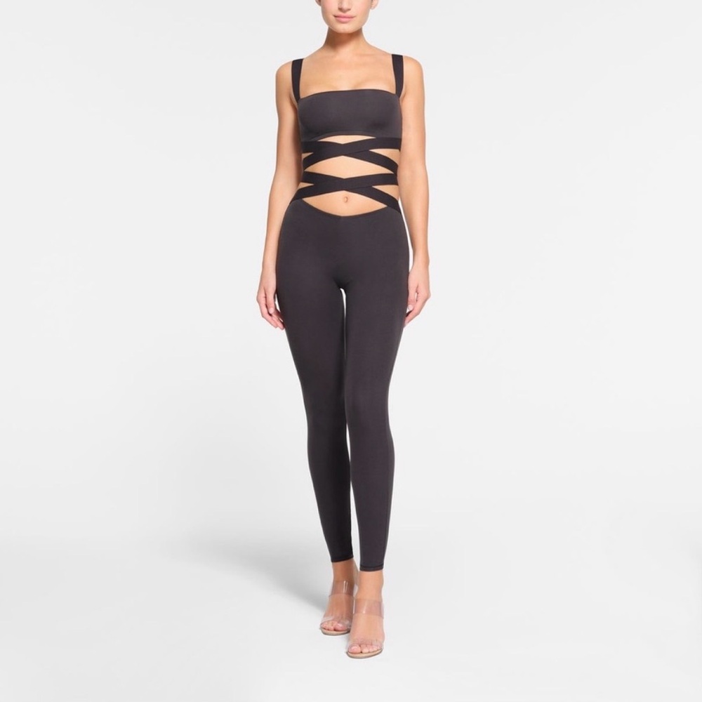 Skims Fits Everybody Super Crop Wrapping Wrap Bandeau Top NWT RARE Onyx Black - Picture 4 of 6